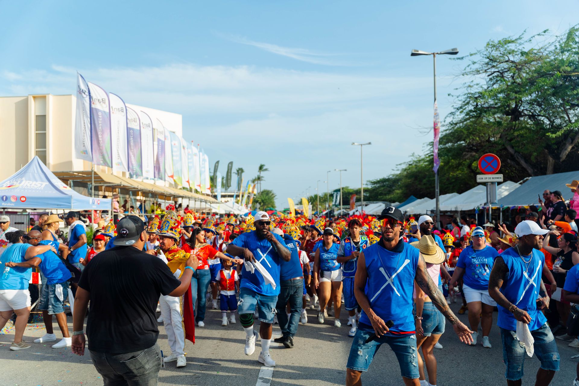Parada di mucha o’stad — Carnaval Aruba