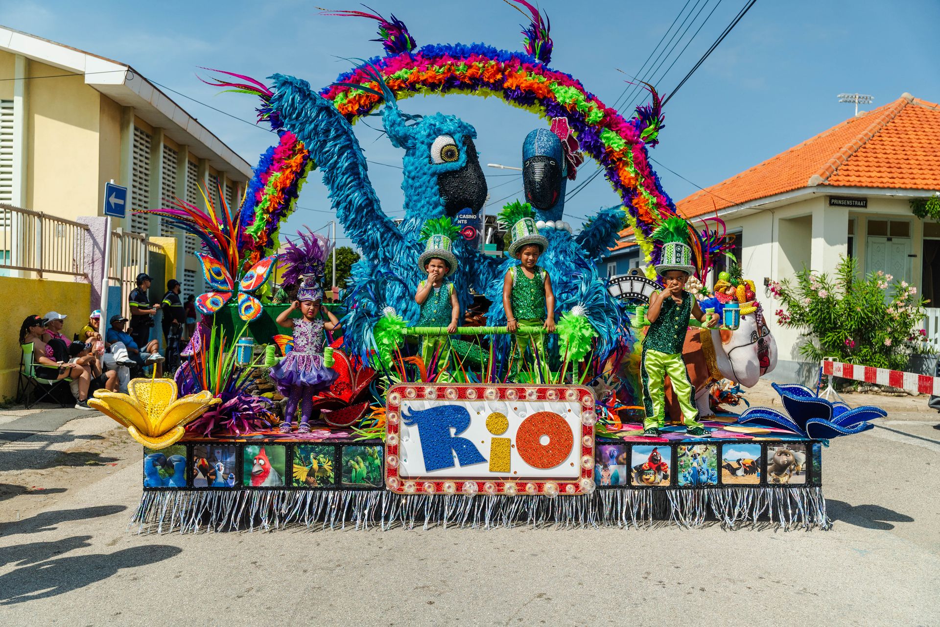 Parada di mucha Sanicolaas — Carnaval Aruba