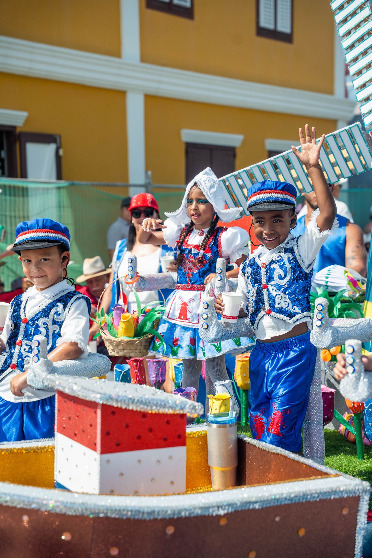 Parada di mucha Sanicolaas — Carnaval Aruba