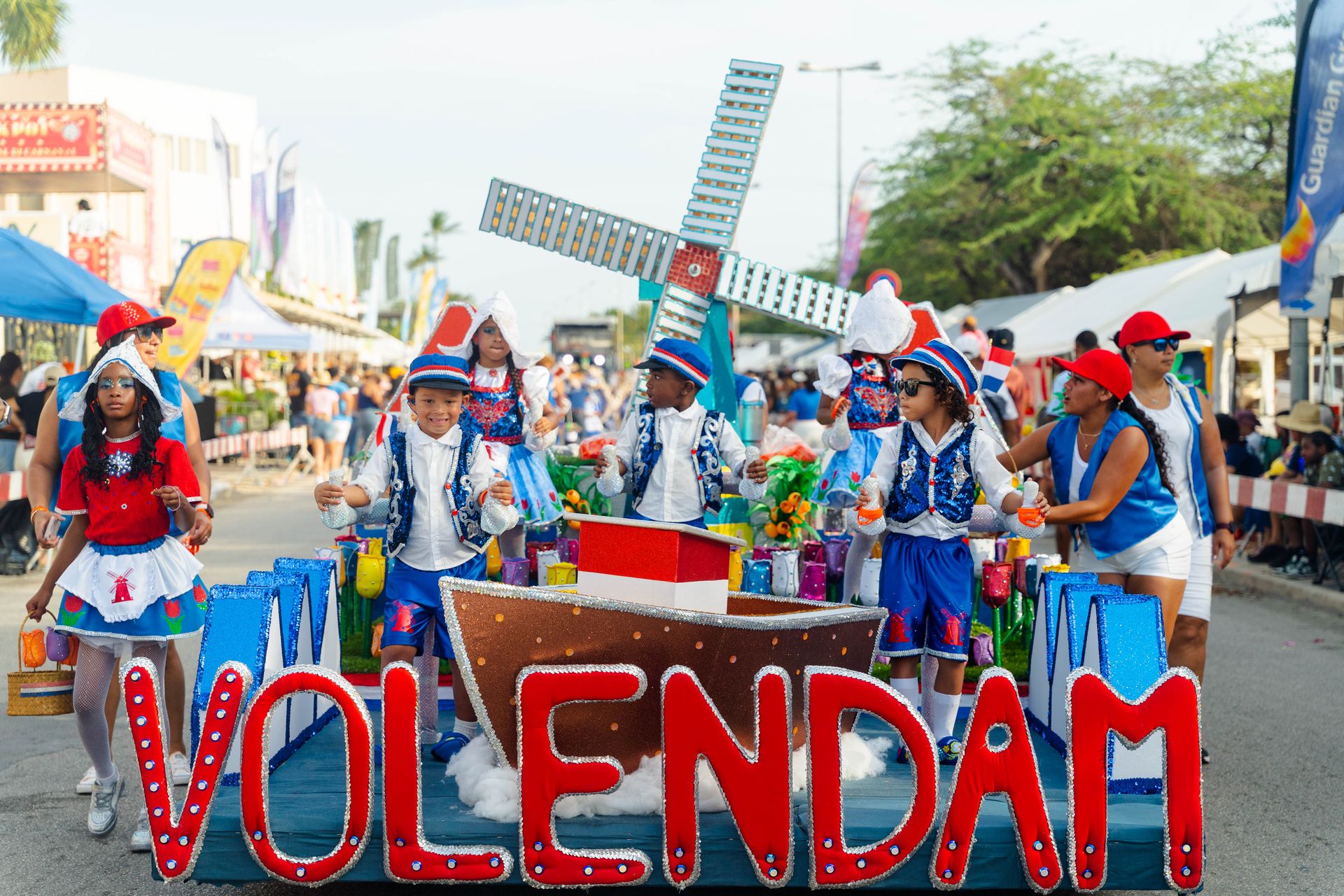 Parada di mucha o’stad — Carnaval Aruba